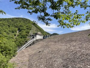 阿木川ダムの歩道階段から見た景色