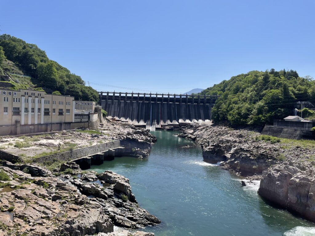 東雲橋から大井ダムをのぞむ